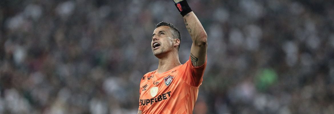 Fábio vira jogador com mais partidas disputadas no futebol mundial