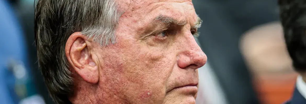 Bolsonaro omitiu transferência de R$ 2 milhões a Michelle, diz PF