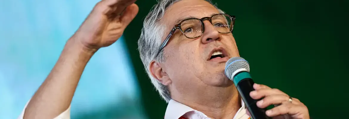 Padilha diz ser “ato covarde” cancelamento de vistos da filha e esposa