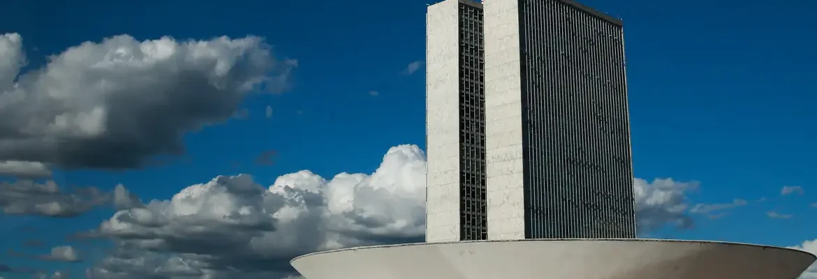 Câmara pauta projeto que regula redes sociais para crianças