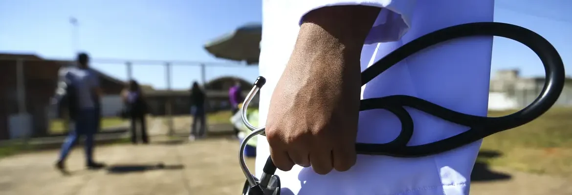 Curso de medicina com nota baixa pode ter corte de vaga ou extinção