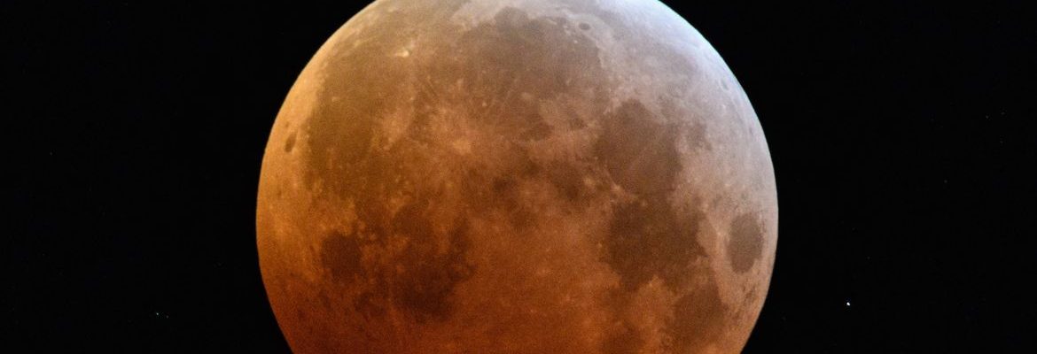 Lua de sangue: eclipse lunar total ocorre neste domingo