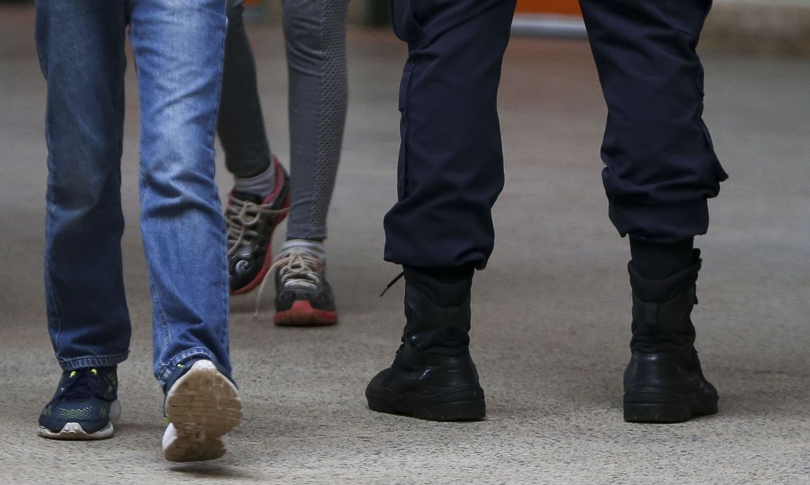 OAB Barro Preto - TCE suspende processos seletivos para escolas cívico-militares em SP